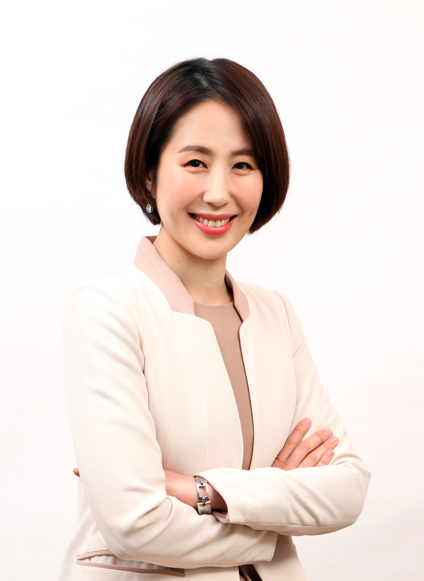 밝고 따뜻한 공간에서 학부모와 아이들에게 영어 루틴을 안내하는 재키쌤의 전문적인 모습